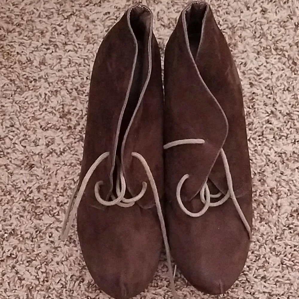 Bamboo Brown Carmela Faux Suede Wedge Heel Shoes Women’s Size 9